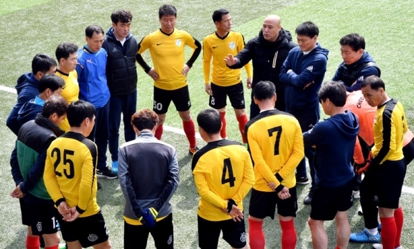 13일 안성맞춤 축구장에서 열린 ‘2019 안성맞춤컵 전국 50, 60대 축구대회’  50대 부문 경기에서 오산50대축구단이 경기에 앞서 감독으로 부터 작전지시를 받고 있다. 전형민기자
