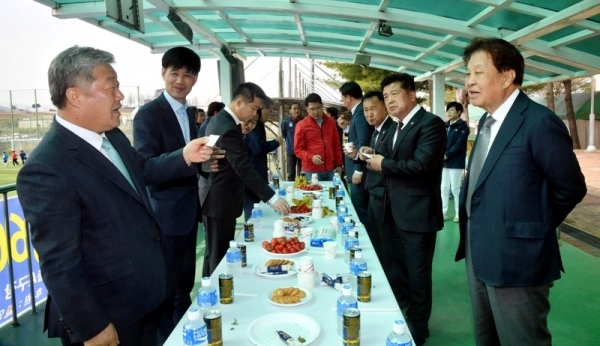 13일 안성맞춤 축구장에서 열린 ‘2019 안성맞춤컵 전국 50, 60대 축구대회’ 개회식에서 우석제 안성시장, 신항철 경기일보 대표이사 사장, 이석재 경기도축구협회장 등 내빈들이 대화를 나누고 있다. 전형민기자,