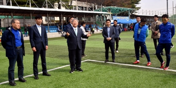 13일 안성맞춤 축구장에서 열린 ‘2019 안성맞춤컵 전국 50, 60대 축구대회’ 개회식에서 우석제 안성시장이 선수들을 격려하고 있다. 전형민기자,