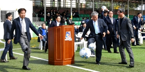 13일 안성맞춤 축구장에서 열린 ‘2019 안성맞춤컵 전국 50, 60대 축구대회’ 개회식에서 우석제 안성시장, 신항철 경기일보 대표이사 사장, 이석재 경기도축구협회장, 김학용 국회의원, 신원주 안성시의회의장 등 내빈들이 시축을 하고 있다. 전형민기자,