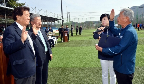 13일 안성맞춤 축구장에서 열린 ‘2019 안성맞춤컵 전국 50, 60대 축구대회’ 개회식에서 선수 대표가 선서를 하고 있다. 전형민