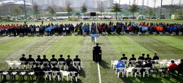 13일 안성맞춤 축구장에서 열린 ‘2019 안성맞춤컵 전국 50, 60대 축구대회’ 개회식에서 신항철 경기일보 대표이사 사장이 개회사를 하고 있다. 전형민기자,