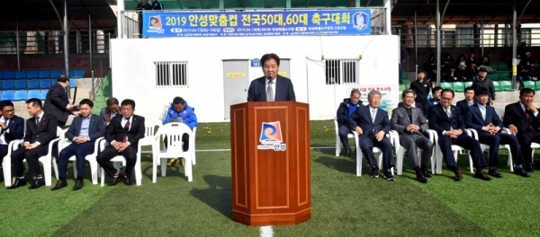 13일 안성맞춤 축구장에서 열린 ‘2019 안성맞춤컵 전국 50, 60대 축구대회’ 개회식에서 신항철 경기일보 대표이사 사장이 개회사를 하고 있다. 전형민기자,