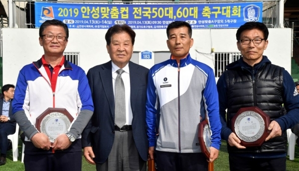13일 안성맞춤 축구장에서 열린 ‘2019 안성맞춤컵 전국 50, 60대 축구대회’ 개회식에서 신항철 경기일보 대표이사 사장이 개회사를 하고 있다. 전형민기자,