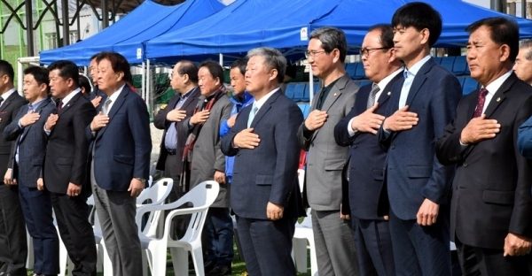 13일 안성맞춤 축구장에서 열린 ‘2019 안성맞춤컵 전국 50, 60대 축구대회’ 개회식에서 우석제 안성시장, 신항철 경기일보 대표이사 사장, 이석재 경기도축구협회장, 김학용 국회의원, 신원주 안성시의회의장 등 내빈들이 국민의례를 하고 있다. 전형민기자,