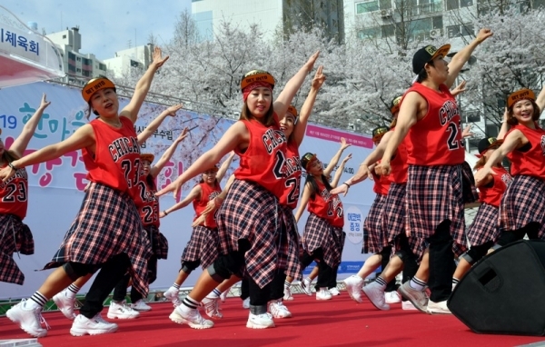 대한민국 임시정부수립 100주년 기념 '2019 의정부 한마음 건강걷기대회'가 열린 13일 의정부시 발곡역 동막교광장 특설무대에서 다양한 축하공연이 펼쳐지고 있다.  의정부시체육회와 경기일보 주관으로 열린 이번 걷기대회에는 6천여 명의 시민과 자원봉사자들이 참가해 건강걷기와 공연, 각종 체험행사 등을 즐겼다. 김시범기자