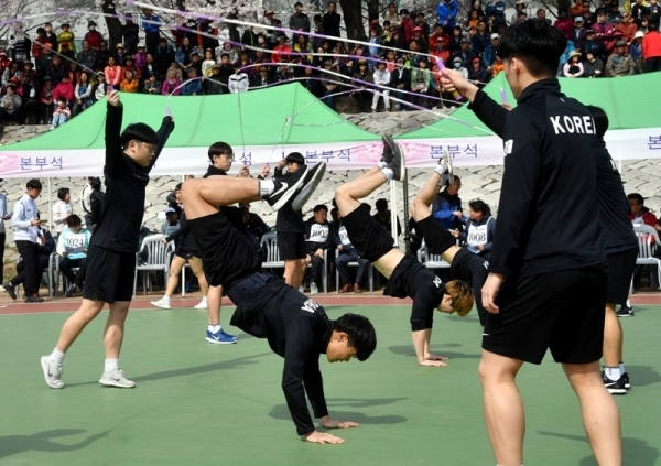 대한민국 임시정부수립 100주년 기념 '2019 의정부 한마음 건강걷기대회'가 열린 13일 의정부시 발곡역 동막교광장 특설무대에서 다양한 축하공연이 펼쳐지고 있다.  의정부시체육회와 경기일보 주관으로 열린 이번 걷기대회에는 6천여 명의 시민과 자원봉사자들이 참가해 건강걷기와 공연, 각종 체험행사 등을 즐겼다. 김시범기자