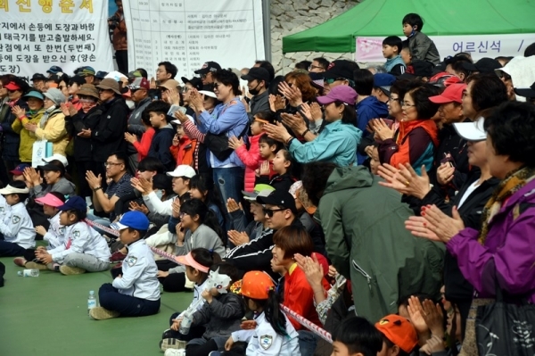 대한민국 임시정부수립 100주년 기념 '2019 한마음 건강걷기대회'가 열린 13일 의정부시 발곡역 동막교광장에서 참가자들이 활짝 핀 벚꽃나무 아래에 앉아 공연을 관람하고 있다. 의정부시체육회와 경기일보 주관으로 열린 이번 걷기대회에는 6천여 명의 시민과 자원봉사자들이 참가해 건강걷기와 공연, 각종 체험행사 등을 즐겼다. 김시범기자