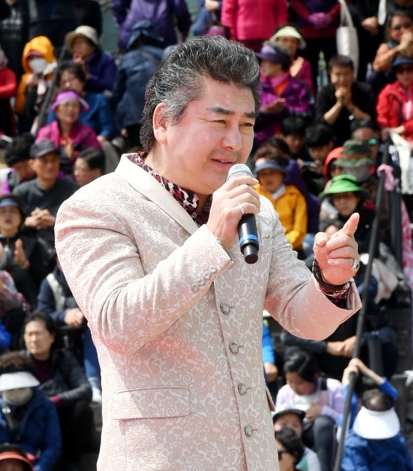 대한민국 임시정부수립 100주년 기념 '2019 의정부 한마음 건강걷기대회'가 열린 13일 의정부시 발곡역 동막교광장 특설무대에서 다양한 축하공연이 펼쳐지고 있다.  의정부시체육회와 경기일보 주관으로 열린 이번 걷기대회에는 6천여 명의 시민과 자원봉사자들이 참가해 건강걷기와 공연, 각종 체험행사 등을 즐겼다. 김시범기자