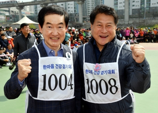 13일 의정부시 발곡역 동막교광장에서 열린 대한민국 임시정부수립 100주년 기념 '2019 의정부 한마음 건강걷기대회'에 참가한 안병용 의정부시장과 안지찬 시의회 의장. 의정부시체육회와 경기일보 주관으로 열린 이번 걷기대회에는 6천여 명의 시민과 자원봉사자들이 참가해 건강걷기와 공연, 각종 체험행사 등을 즐겼다. 김시범기자
