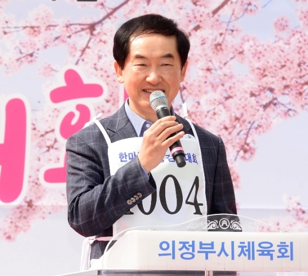 대한민국 임시정부수립 100주년 기념 '2019 의정부 한마음 건강걷기대회'가 열린 13일 의정부시 발곡역 동막교광장에서 안병용 의정부시장이 대회 축하사를 하고 있다. 의정부시체육회와 경기일보 주관으로 열린 이번 걷기대회에는 6천여 명의 시민과 자원봉사자들이 참가해 건강걷기와 공연, 각종 체험행사 등을 즐겼다. 윤원규 수습기자