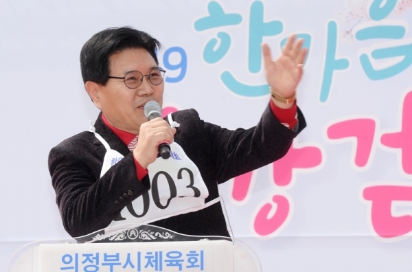 대한민국 임시정부수립 100주년 기념 '2019 의정부 한마음 건강걷기대회'가 열린 13일 의정부시 발곡역 동막교광장에서 홍문종 국회의원이 대회 축하사를 하고 있다. 의정부시체육회와 경기일보 주관으로 열린 이번 걷기대회에는 6천여 명의 시민과 자원봉사자들이 참가해 건강걷기와 공연, 각종 체험행사 등을 즐겼다. 윤원규 수습기자