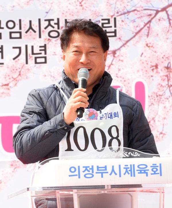 대한민국 임시정부수립 100주년 기념 '2019 의정부 한마음 건강걷기대회'가 열린 13일 의정부시 발곡역 동막교광장에서 안지찬 시의회 의장이 축하사를 하고 있다. 의정부시체육회와 경기일보 주관으로 열린 이번 걷기대회에는 6천여 명의 시민과 자원봉사자들이 참가해 건강걷기와 공연, 각종 체험행사 등을 즐겼다. 윤원규 수습기자