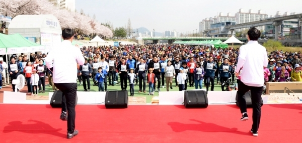 대한민국 임시정부수립 100주년 기념 '2019 의정부 한마음 건강걷기대회'가 열린 13일 의정부시 발곡역 동막교광장에서 안병용 의정부시장, 안지찬 시의회 의장, 홍문종 국회의원, 김민철 더불어민주당 을당협위원장 등 내빈들과 대회 참가자들이 준비체조를 하고있다.  의정부시체육회와 경기일보 주관으로 열린 이번 걷기대회에는 6천여 명의 시민과 자원봉사자들이 참가해 건강걷기와 공연, 각종 체험행사 등을 즐겼다. 윤원규 수습기자