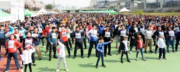 대한민국 임시정부수립 100주년 기념 '2019 의정부 한마음 건강걷기대회'가 열린 13일 의정부시 발곡역 동막교광장에서 안병용 의정부시장, 안지찬 시의회 의장, 홍문종 국회의원, 김민철 더불어민주당 을당협위원장 등 내빈들과 대회 참가자들이 준비체조를 하고있다.  의정부시체육회와 경기일보 주관으로 열린 이번 걷기대회에는 6천여 명의 시민과 자원봉사자들이 참가해 건강걷기와 공연, 각종 체험행사 등을 즐겼다. 윤원규 수습기자
