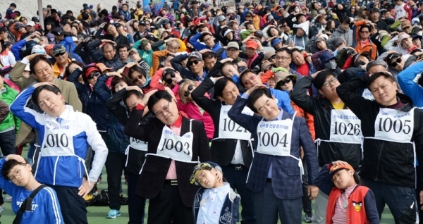 대한민국 임시정부수립 100주년 기념 '2019 의정부 한마음 건강걷기대회'가 열린 13일 의정부시 발곡역 동막교광장에서 안병용 의정부시장, 안지찬 시의회 의장, 홍문종 국회의원, 김민철 더불어민주당 을당협위원장 등 내빈들과 대회 참가자들이 준비체조를 하고있다.  의정부시체육회와 경기일보 주관으로 열린 이번 걷기대회에는 6천여 명의 시민과 자원봉사자들이 참가해 건강걷기와 공연, 각종 체험행사 등을 즐겼다. 윤원규 수습기자