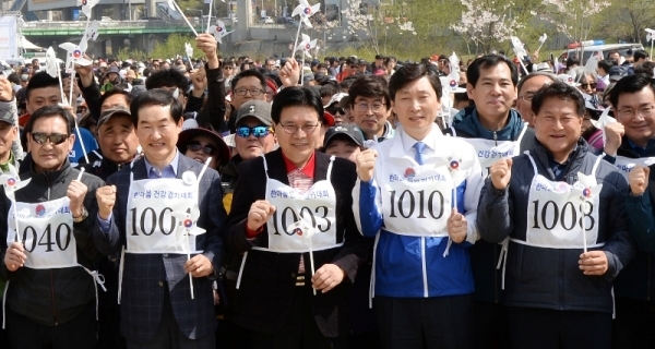 대한민국 임시정부수립 100주년 기념 '2019 의정부 한마음 건강걷기대회'가 열린 13일 의정부시 발곡역 동막교광장에서 안병용 의정부시장, 안지찬 시의회 의장, 홍문종 국회의원, 김민철 더불어민주당 을당협위원장 등 내빈들과 대회 참가자들이 출발신호를 기다리고 있다.  의정부시체육회와 경기일보 주관으로 열린 이번 걷기대회에는 6천여 명의 시민과 자원봉사자들이 참가해 건강걷기와 공연, 각종 체험행사 등을 즐겼다. 윤원규 수습기자