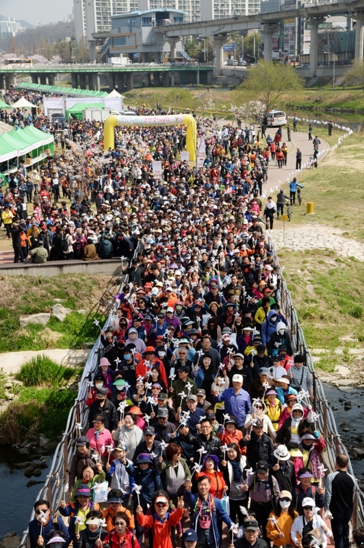 대한민국 임시정부수립 100주년 기념 '2019 의정부 한마음 건강걷기대회'가 열린 13일 의정부시 발곡역 동막교광장에서 참가자들이 화창한 봄날씨 속에 벚꽃이 만개한 중랑천변을 걷고 있다. 의정부시체육회와 경기일보 주관으로 열린 이번 걷기대회에는 6천여 명의 시민과 자원봉사자들이 참가해 건강걷기와 공연, 각종 체험행사 등을 즐겼다. 윤원규 수습기자
