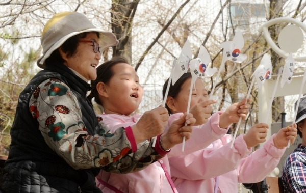 대한민국 임시정부수립 100주년 기념 '2019 의정부 한마음 건강걷기대회'가 열린 13일 의정부시 발곡역 동막교광장에서 참가자들이 화창한 봄날씨 속에서 벚꽃과 행사를 즐기고 있다. 의정부시체육회와 경기일보 주관으로 열린 이번 걷기대회에는 6천여 명의 시민과 자원봉사자들이 참가해 건강걷기와 공연, 각종 체험행사 등을 즐겼다. 윤원규 수습기자