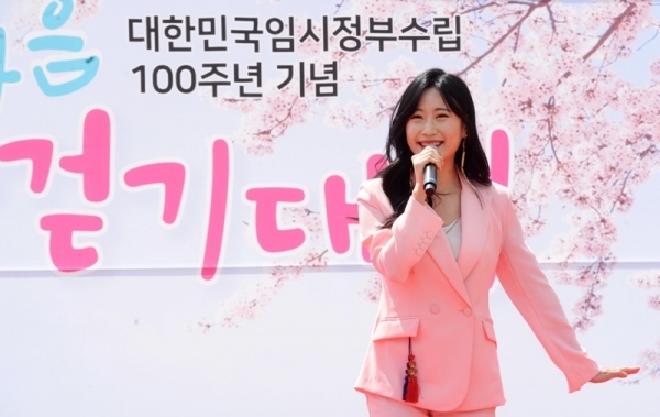 대한민국 임시정부수립 100주년 기념 '2019 의정부 한마음 건강걷기대회'가 열린 13일 의정부시 발곡역 동막교광장 특설무대에서 트로트의 비타민 구수경이 열창을 하고있다.  의정부시체육회와 경기일보 주관으로 열린 이번 걷기대회에는 6천여 명의 시민과 자원봉사자들이 참가해 건강걷기와 공연, 각종 체험행사 등을 즐겼다. 윤원규 수습기자