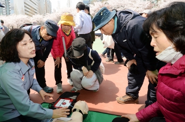 대한민국 임시정부수립 100주년 기념 '2019 의정부 한마음 건강걷기대회'가 열린 13일 의정부시 발곡역 동막교광장 특설무대에서 의정부 소방서 여성의용소방대가 시민들에게 심장제세동기 사용법을 교육하고 있다.  의정부시체육회와 경기일보 주관으로 열린 이번 걷기대회에는 6천여 명의 시민과 자원봉사자들이 참가해 건강걷기와 공연, 각종 체험행사 등을 즐겼다. 윤원규 수습기자