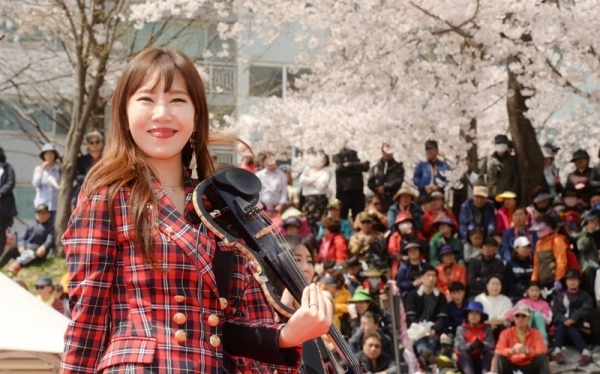 대한민국 임시정부수립 100주년 기념 '2019 의정부 한마음 건강걷기대회'가 열린 13일 의정부시 발곡역 동막교광장 특설무대에서 전자현악 걸그룹 티엘(T.L)이 멋진 공연을 하고 있다.  의정부시체육회와 경기일보 주관으로 열린 이번 걷기대회에는 6천여 명의 시민과 자원봉사자들이 참가해 건강걷기와 공연, 각종 체험행사 등을 즐겼다. 김시범기자