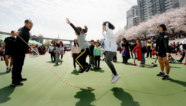 대한민국 임시정부수립 100주년 기념 '2019 의정부 한마음 건강걷기대회'가 열린 13일 의정부시 발곡역 동막교광장 특설무대에서 대한민국 국가대표 줄넘기 시범단이 어린이들과 줄넘기를 함께 하고 있다.  의정부시체육회와 경기일보 주관으로 열린 이번 걷기대회에는 6천여 명의 시민과 자원봉사자들이 참가해 건강걷기와 공연, 각종 체험행사 등을 즐겼다. 윤원