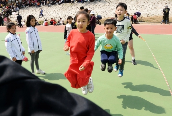 대한민국 임시정부수립 100주년 기념 '2019 의정부 한마음 건강걷기대회'가 열린 13일 의정부시 발곡역 동막교광장 특설무대에서 대한민국 국가대표 줄넘기 시범단이 어린이들과 줄넘기를 함께 하고 있다.  의정부시체육회와 경기일보 주관으로 열린 이번 걷기대회에는 6천여 명의 시민과 자원봉사자들이 참가해 건강걷기와 공연, 각종 체험행사 등을 즐겼다. 윤원규 수습기자
