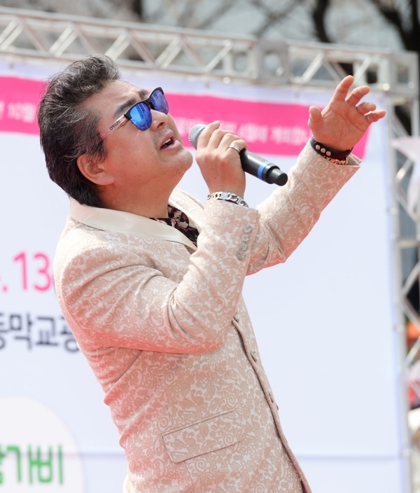 대한민국 임시정부수립 100주년 기념 '2019 의정부 한마음 건강걷기대회'가 열린 13일 의정부시 발곡역 동막교광장에서 참가자들이 화창한 봄날씨 속에 벚꽃이 만개한 중랑천변을 걷고 있다. 의정부시체육회와 경기일보 주관으로 열린 이번 걷기대회에는 6천여 명의 시민과 자원봉사자들이 참가해 건강걷기와 공연, 각종 체험행사 등을 즐겼다. 윤원규 수습기자