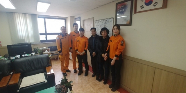 산본119안전센터를 찾은 A씨부부가 감사인사를 한 후 당시 구급대원들과 사진을 찍고 있다.