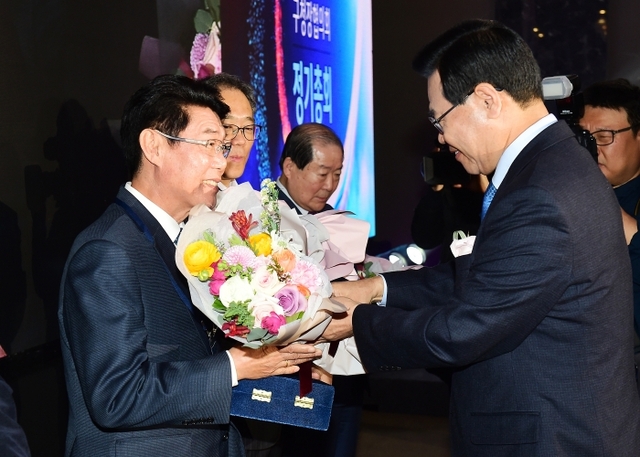 성장현 전국시장군수구청장협의회장이 한창석 협의회장(왼쪽)에게 상패를 수여하고 있다.