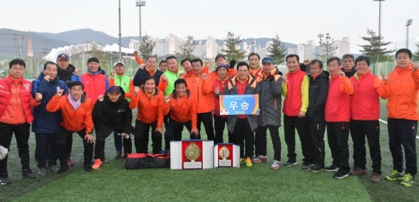 ‘2019 안성맞춤컵 전국 50, 60대 축구대회’ 60대부에서 우승한  서울 싸카축구단. 전형민기자