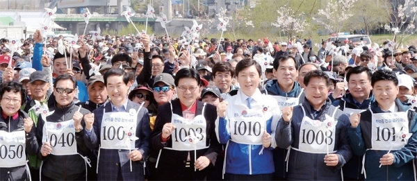 동막교광장에서 안병용 의정부시장, 안지찬 시의회 의장, 홍문종 국회의원, 김원기 도의회 부의장, 김민철 더불어민주당 을당협위원장 등 내빈들과 대회 참가자들이 파이팅을 외치고 있다.