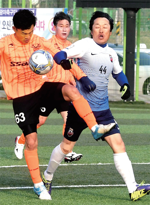 14일 안성맞춤 축구장에서 열린 ‘2019 안성맞춤컵 전국 50ㆍ60대 축구대회’ 50대부 결승전에서 고양50대축구단과 서울싸카축구단 선수들이 볼다툼을 벌이고 있다. 전형민기자