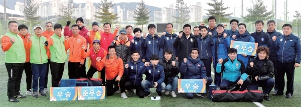 시상식을 마친 각 부문 입상팀들이 이석재 경기도축구협회장, 김문환 안성시축구협회장 등 내빈들이 기념촬영을 하고 있다.