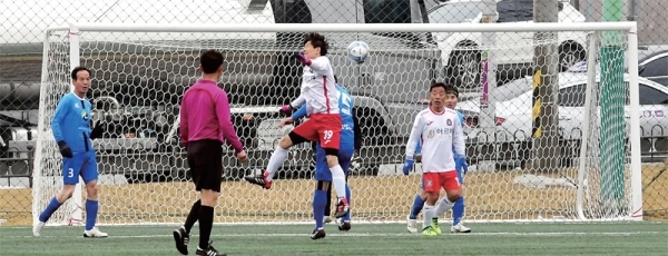 60대부 이천60대축구단과 안양FC의 경기에서 양팀 선수들이 골문 앞에서 혼전을 펼치고 있다.