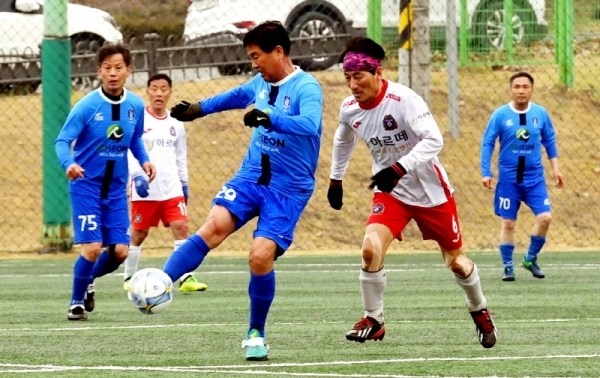 14일 안성맞춤 축구장에서 열린 ‘2019 안성맞춤컵 전국 50, 60대 축구대회’  60대 부문 경기에서 이천60대축구단과 안양FC 선수들이 볼 다툼을 하고 있다. 전형민기자