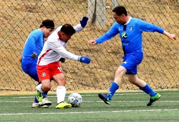 14일 안성맞춤 축구장에서 열린 ‘2019 안성맞춤컵 전국 50, 60대 축구대회’  60대 부문 경기에서 이천60대축구단과 안양FC 선수들이 볼 다툼을 하고 있다. 전형민기자