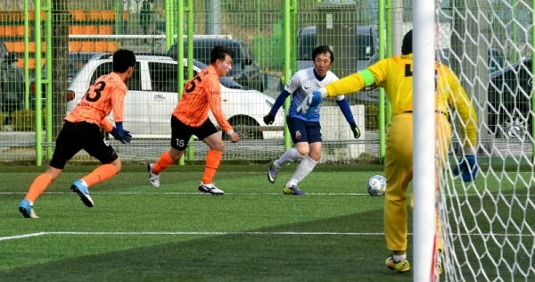 14일 안성맞춤 축구장에서 열린 ‘2019 안성맞춤컵 전국 50, 60대 축구대회’  50대 부문 결승전에서 고양50대축구단과 서울싸카축구단이 경기를 하고 있다. 전형민기자