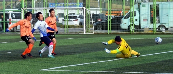 14일 안성맞춤 축구장에서 열린 ‘2019 안성맞춤컵 전국 50, 60대 축구대회’  50대 부문 결승전에서 고양50대축구단과 서울싸카축구단이 경기를 하고 있다. 전형민기자