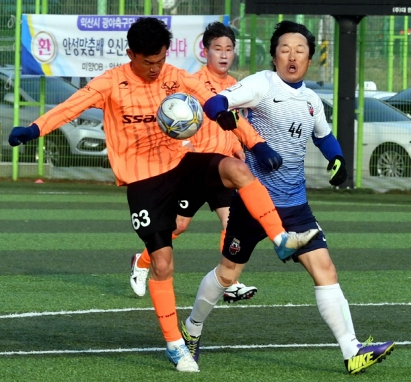 14일 안성맞춤 축구장에서 열린 ‘2019 안성맞춤컵 전국 50, 60대 축구대회’  50대 부문 결승전에서 고양50대축구단과 서울싸카축구단이 경기를 하고 있다. 전형민기자