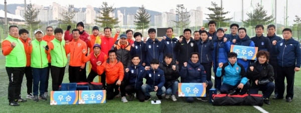 14일 안성맞춤 축구장에서 열린 ‘2019 안성맞춤컵 전국 50, 60대 축구대회’ 시상식에서 이석재 경기도축구협회장, 김문환 안성시축구협회장 등 내빈들과 입상팀 등 참가자들이 기념촬영을 하고 있다.전형민기자