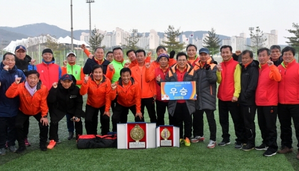 14일 안성맞춤 축구장에서 열린 ‘2019 안성맞춤컵 전국 50, 60대 축구대회’ 60대 부문 결승전에서 우승한  서울싸카축구단. 전형민기자