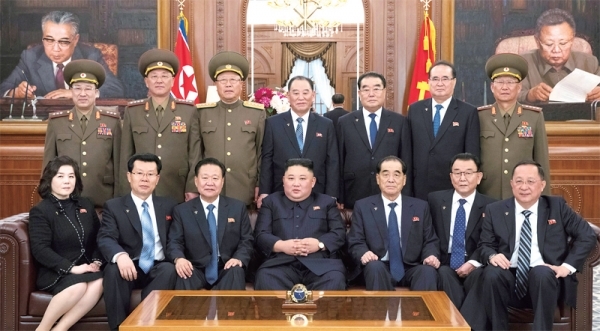 김정은 북한 국무위원장이 12일 노동당중앙위원회 본부청사에서 새로 선출된 당 및 국가지도기관 인사들과 기념촬영을 하고 있다. 연합뉴스