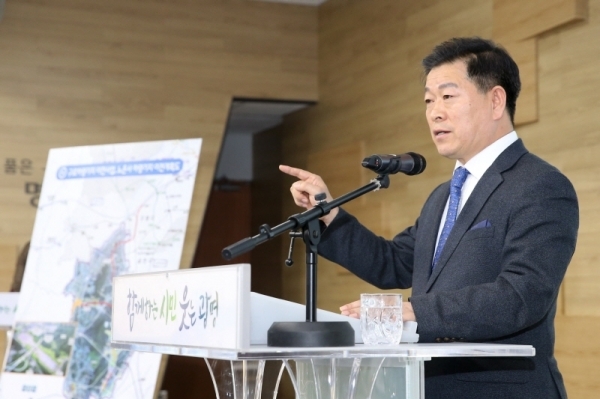 박승원 광명시장에 구로차량기지 광명 이전 관련 기자회견을 열고 광명시의 입장을 설명하고 있다. 광명시 제공