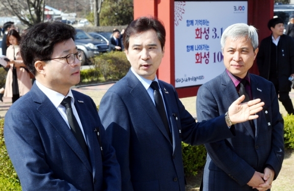 ‘화성 4,15 100주년 제암ㆍ고주리 학살사건 추모제’가 열린 15일 오전 화성시 제암리 3.1운동 순국유적지에서 서철모 화성시장(가운데)과 염태영 수원시장(왼쪽), 곽상욱 오산시장이 3.1운동 순국기념비를 참배하고 있다. 김시범기자