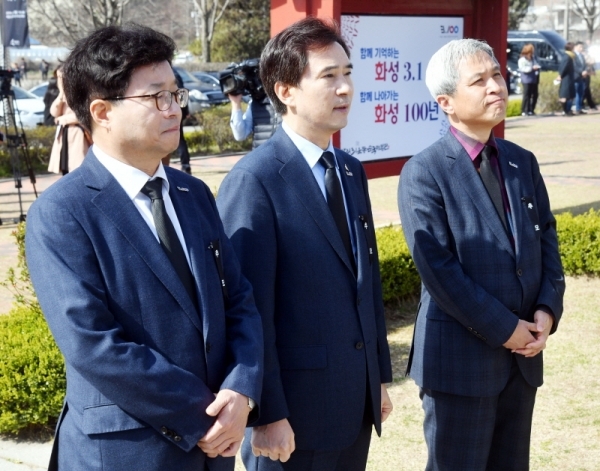 ‘화성 4,15 100주년 제암ㆍ고주리 학살사건 추모제’가 열린 15일 오전 화성시 제암리 3.1운동 순국유적지에서 서철모 화성시장(가운데)과 염태영 수원시장(왼쪽), 곽상욱 오산시장이 3.1운동 순국기념비를 참배하고 있다. 김시범기자