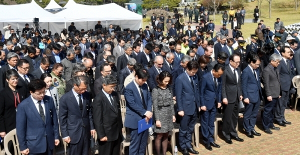 ‘화성 4,15 100주년 제암ㆍ고주리 학살사건 추모제’가 열린 15일 오전 화성시 제암리 3.1운동 순국유적지에서 참석자들이 묵념을 하고 있다. 이날 행사에는 서철모 화성시장과 김홍성 화성시의회 의장, 염태영 수원시장, 곽상욱 오산시장, 서청원ㆍ이원욱ㆍ권칠승ㆍ송옥주ㆍ안민석 국회의원, 안소헌 광복회지회장, 세계평화연대 도시 프랑스 됭케르크, 튀니지 비제르테, 독일 로스토크, 러시아 상트페테르부르크 대표단과 화성월문초 학생 등 참석해 의미를 더했다. 김시범기자