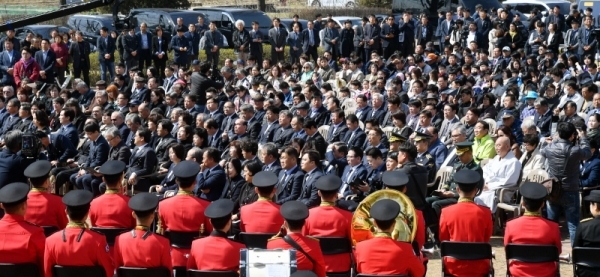 ‘화성 4,15 100주년 제암ㆍ고주리 학살사건 추모제’가 열린 15일 오전 화성시 제암리 3.1운동 순국유적지에서 참석자들이 추모영상을 보고 있다. 이날 행사에는 서철모 화성시장과 김홍성 화성시의회 의장, 염태영 수원시장, 곽상욱 오산시장, 서청원ㆍ이원욱ㆍ권칠승ㆍ송옥주ㆍ안민석 국회의원, 안소헌 광복회지회장, 세계평화연대 도시 프랑스 됭케르크, 튀니지 비제르테, 독일 로스토크, 러시아 상트페테르부르크 대표단과 화성월문초 학생 등 참석해 의미를 더했다. 김시범기자