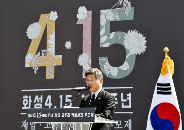 ‘화성 4,15 100주년 제암ㆍ고주리 학살사건 추모제’가 열린 15일 오전 화성시 제암리 3.1운동 순국유적지에서 안소헌 광복회지회장이 추모시를 낭독하고 있다. 김시범기자